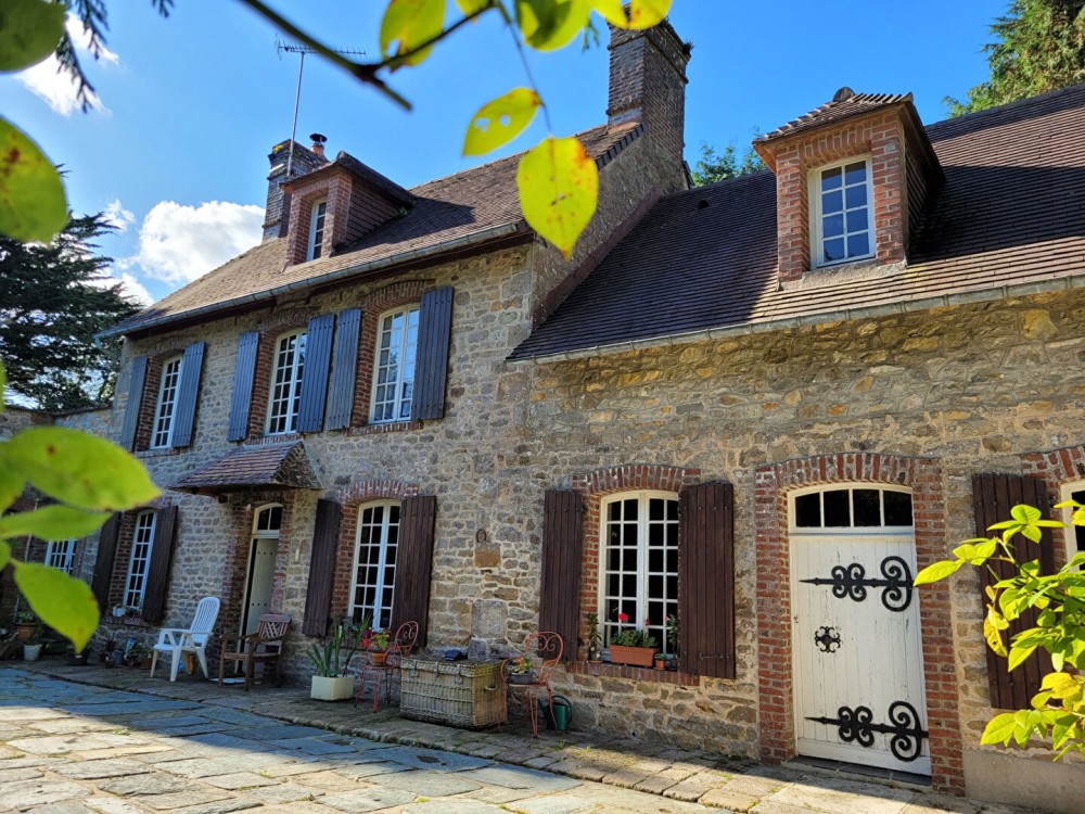 le-vicel-jolie-maison-en-pierres-avec-de-beaux-volumes-et-un-jardin